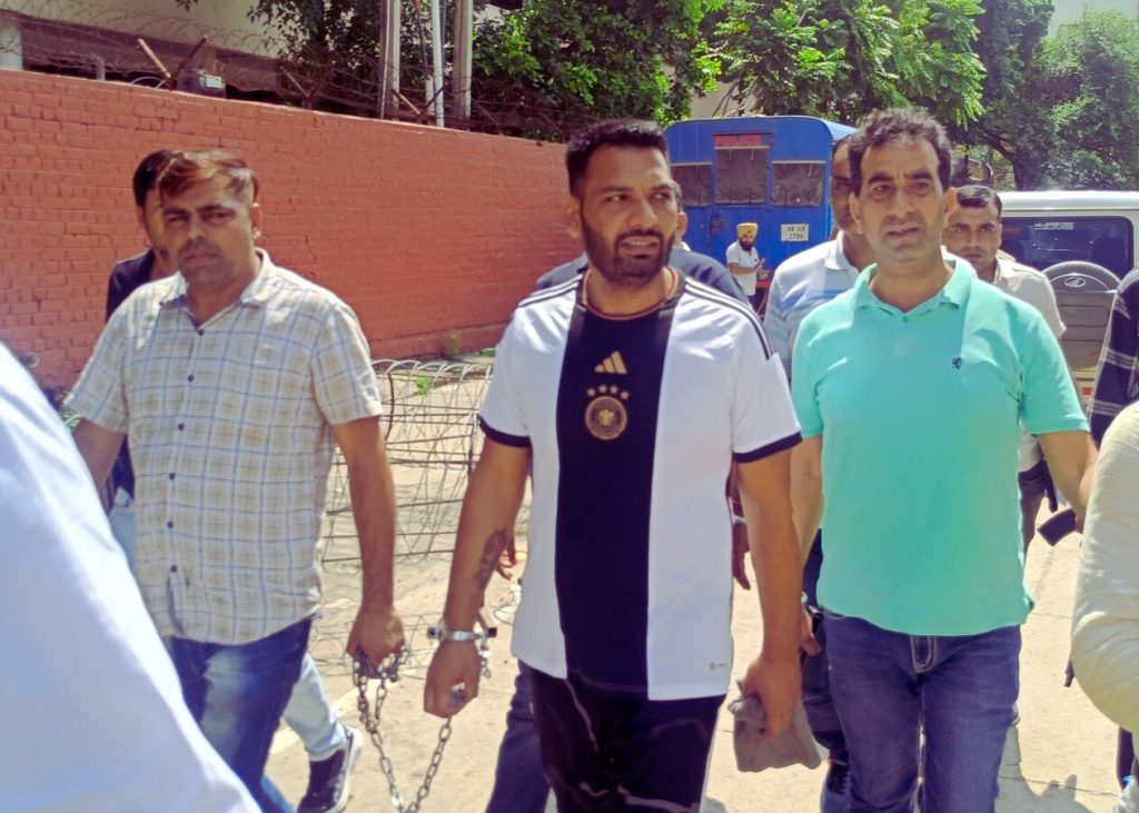 भारी सुरक्षा के बीच गैंगस्टर भुप्पी राणा और उसके साथी सुखप्रीत बुड्ढा को पंचकूला कोर्ट में किया गया पेश।