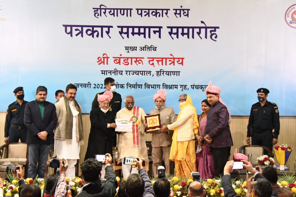हरियाणा के राज्यपाल श्री बंडारू दत्तात्रेय ने पत्रकारों का आहवान् किया है कि पत्रकार निष्पक्ष एवं तथ्यों के आधार पर पत्रकारिता करें, जिससे समाज में पत्रकारों की और विश्वसनीयता बढ़ेगी। हरियाणा के राज्यपाल श्री बंडारू दत्तात्रेय ने पत्रकारों का आहवान् किया है कि पत्रकार निष्पक्ष एवं तथ्यों के आधार पर पत्रकारिता करें, जिससे समाज में पत्रकारों की और विश्वसनीयता बढ़ेगी।