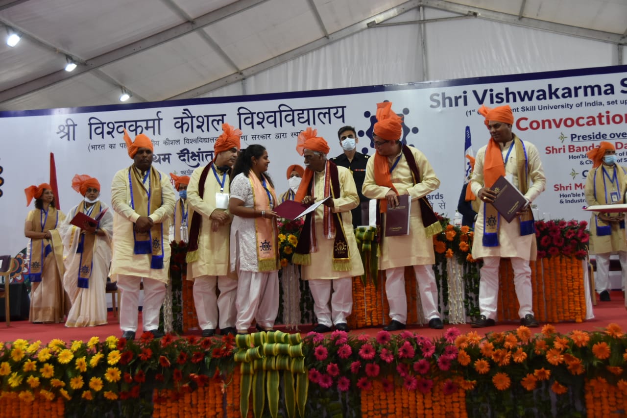 हरियाणा के राज्यपाल एवं कुलाधिपति एसवीएसयू श्री बंडारू दत्तात्रेय ने कहा कि युवा वर्ग अपना कौशल इतना विकसित करें कि वे नौकरी देने वाले बने हरियाणा के राज्यपाल एवं कुलाधिपति एसवीएसयू श्री बंडारू दत्तात्रेय ने कहा कि युवा वर्ग अपना कौशल इतना विकसित करें कि वे नौकरी देने वाले बने