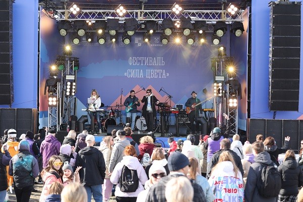 Some 10,000 People Attend First Power of Colour Festival at Kirovsk Ski Resort Some 10,000 People Attend First Power of Colour Festival at Kirovsk Ski Resort