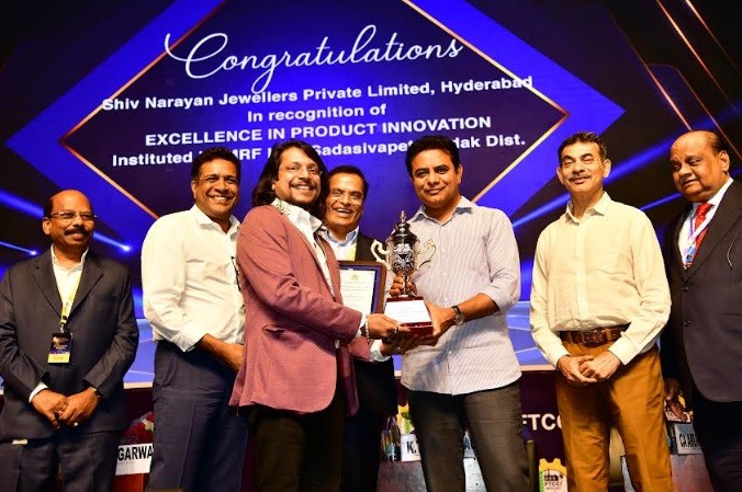 Shiv Narayan Jewellers Receives FTCCI Award for Excellence in Product Innovation from Honourable Minister Sri K.T. Rama Rao Shiv Narayan Jewellers Receives FTCCI Award for Excellence in Product Innovation from Honourable Minister Sri K.T. Rama Rao