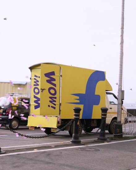 Flipkart’s Truck Accidentally Unleashes a Money Shower in Mumbai’s Streets Flipkart’s Truck Accidentally Unleashes a Money Shower in Mumbai’s Streets