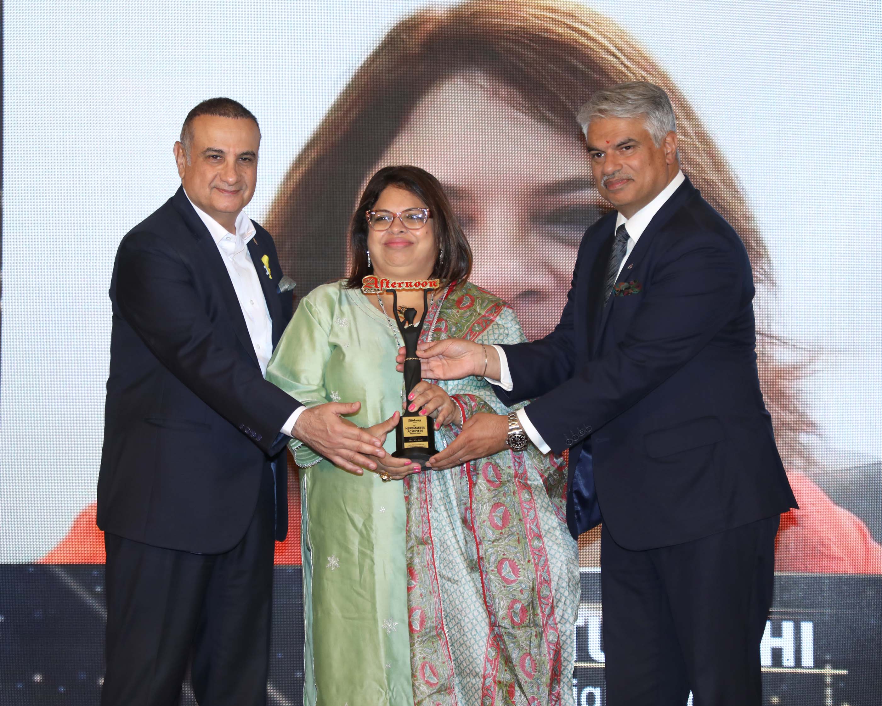 Nitu Joshi of MIAM NGO Receives Best Social Worker Award at Newsmakers Achievers Award Nitu Joshi of MIAM NGO Receives Best Social Worker Award at Newsmakers Achievers Award