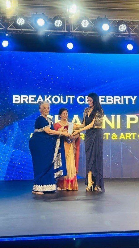 Savita Chhabra and Asha Parekh Honor Shalini Passi with Breakthrough Influencer Award at NDTV Indian of the Year 2024 Savita Chhabra and Asha Parekh Honor Shalini Passi with Breakthrough Influencer Award at NDTV Indian of the Year 2024