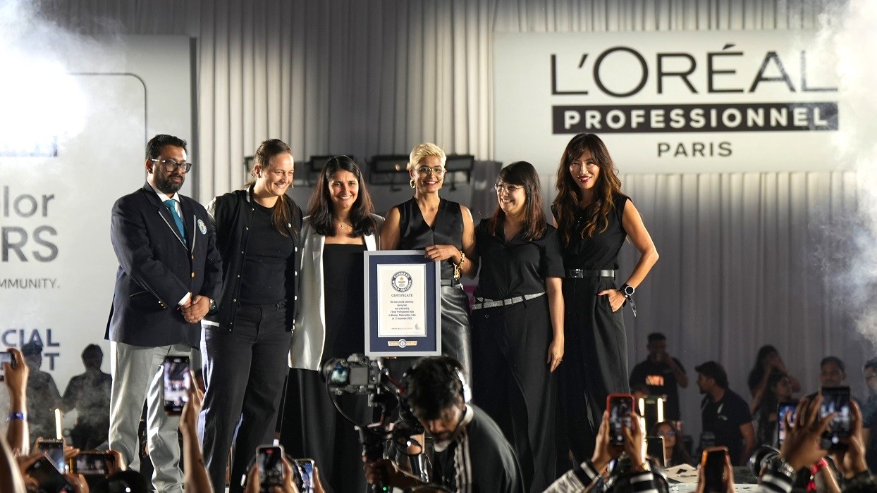 L’Oreal Professionnel Sets a GUINNESS WORLD RECORDS™ title with India’s Biggest Hair Moment, 422 Hairdressers, 422 Hair Color Transformations L’Oreal Professionnel Sets a GUINNESS WORLD RECORDS™ title with India’s Biggest Hair Moment, 422 Hairdressers, 422 Hair Color Transformations