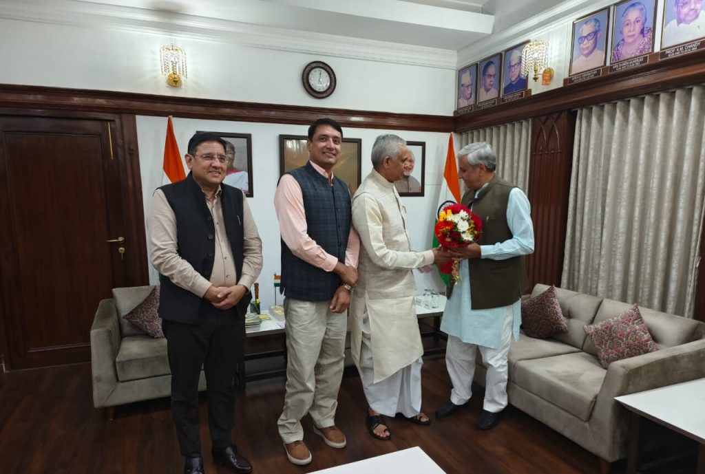 जे पी दलाल ने गुजरात के राज्यपाल आचार्य देवव्रत से की शिष्टाचार भेंट | जे पी दलाल ने गुजरात के राज्यपाल आचार्य देवव्रत से की शिष्टाचार भेंट |