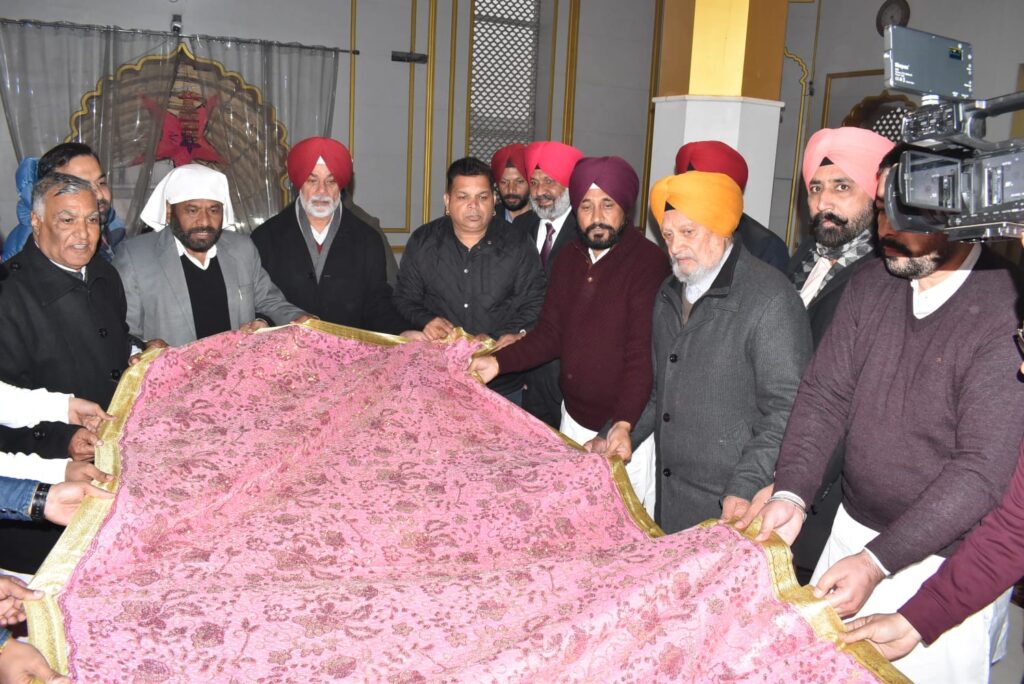 मुख्यमंत्री चरणजीत सिंह चन्नी डेरा बाबा मुराद शाह और दरबार अलमस्त बापू लाल बादशाह में हुए नतमस्तक मुख्यमंत्री चरणजीत सिंह चन्नी डेरा बाबा मुराद शाह और दरबार अलमस्त बापू लाल बादशाह में हुए नतमस्तक