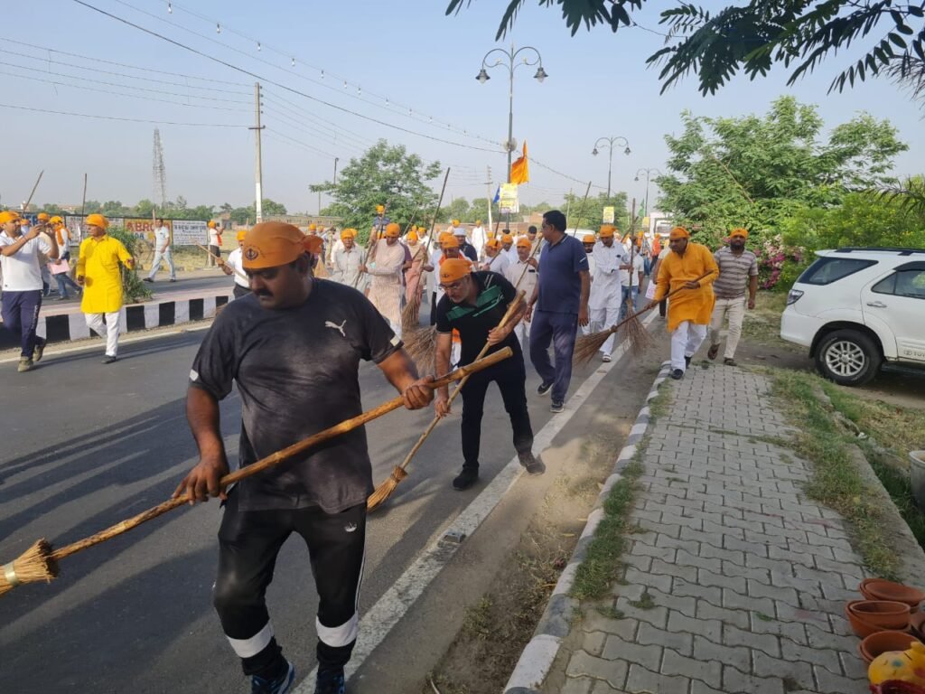 गुरु तेगबहादुर के 400वें प्रकाश पर्व का दिखा जबरदस्त उत्साह, पानीपत शहर में चलाया सफाई अभियान गुरु तेगबहादुर के 400वें प्रकाश पर्व का दिखा जबरदस्त उत्साह, पानीपत शहर में चलाया सफाई अभियान