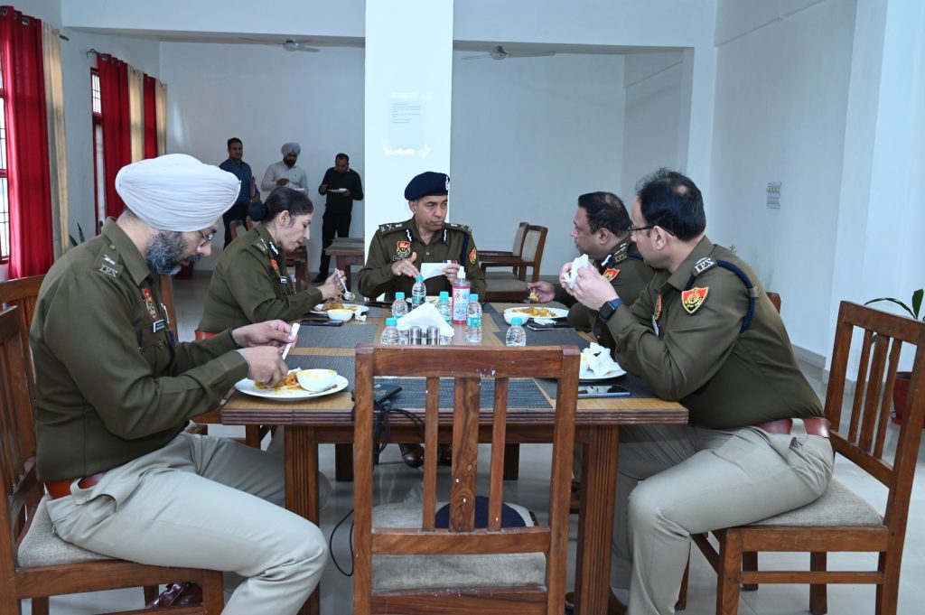 महानिदेशक शत्रुजीत कपूर द्वारा पुलिस लाईन एवं थाने-चौकियों की मरम्मत | महानिदेशक शत्रुजीत कपूर द्वारा पुलिस लाईन एवं थाने-चौकियों की मरम्मत |
