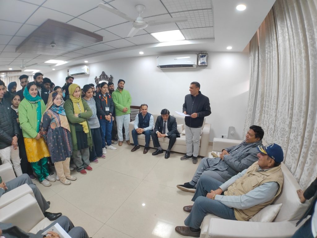कश्मीरी विद्यार्थियों ने की विस अध्यक्ष ज्ञान चंद गुप्ता से मुलाकात |