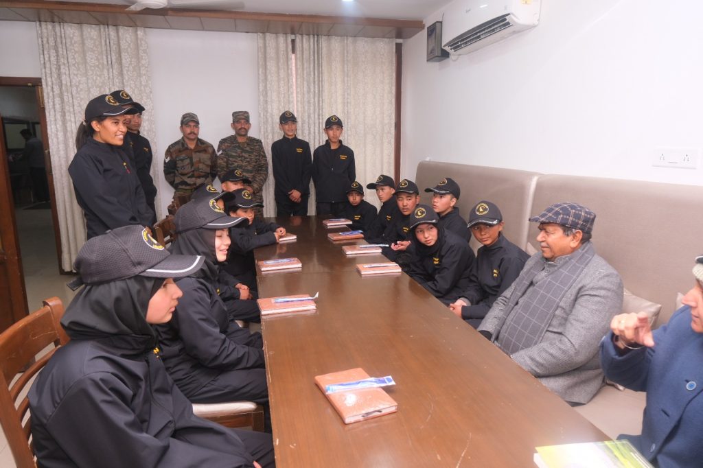 कारगिल में शहीद जवानों के बच्चों का विस अध्यक्ष ज्ञान चंद गुप्ता ने किया स्वागत | कारगिल में शहीद जवानों के बच्चों का विस अध्यक्ष ज्ञान चंद गुप्ता ने किया स्वागत |