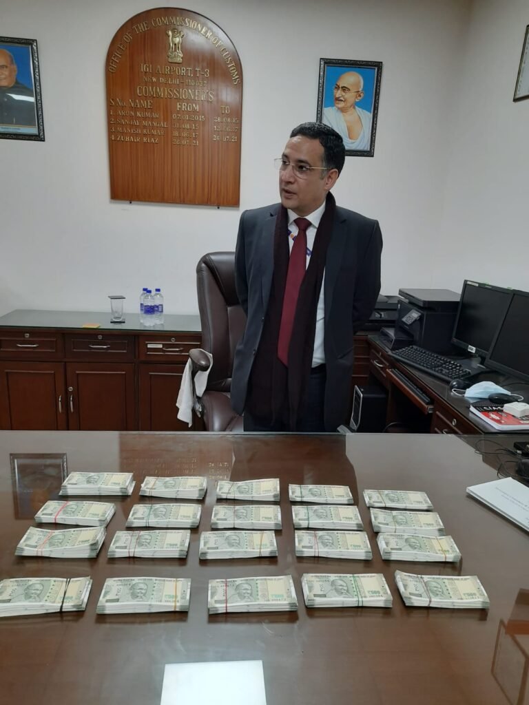 Delhi Customs Officials recover smuggled gold worth over Rs 7.5 lakh along with Fake Indian Currency Notes