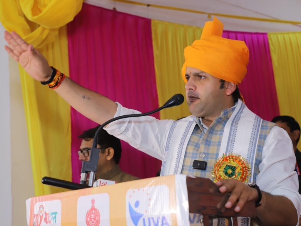 जिला प्रशिक्षण वर्ग में मंत्री गौरव गौतम ने गिनाईं जनकल्याणकारी योजनाएं**कार्यकर्ताओं से बोले गौरव गौतम - सरकारी योजनाओं का लाभ अंतिम पात्र व्यक्ति तक पहुंचाएं