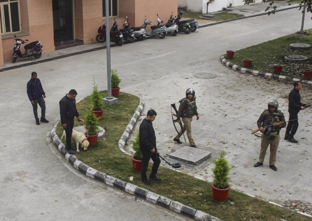 Bomb Threat at Fatehabad Court – Police Conduct Security Search Bomb threat at Fatehabad Court as police and bomb disposal squad inspect the court complex
